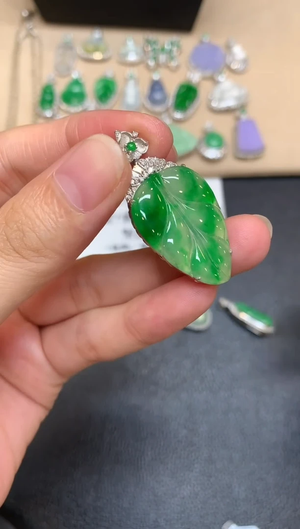 颈饰18K金镶嵌翡翠树叶【无服务费