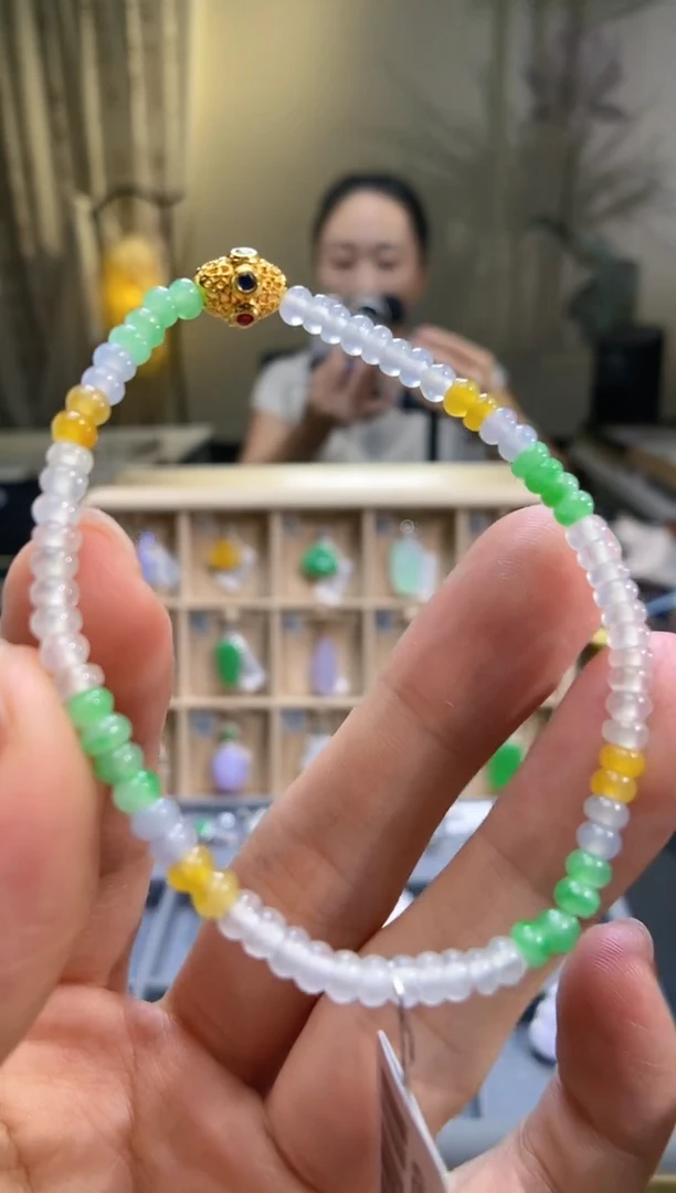 翡翠未镶嵌吊坠(不含链)手串一条