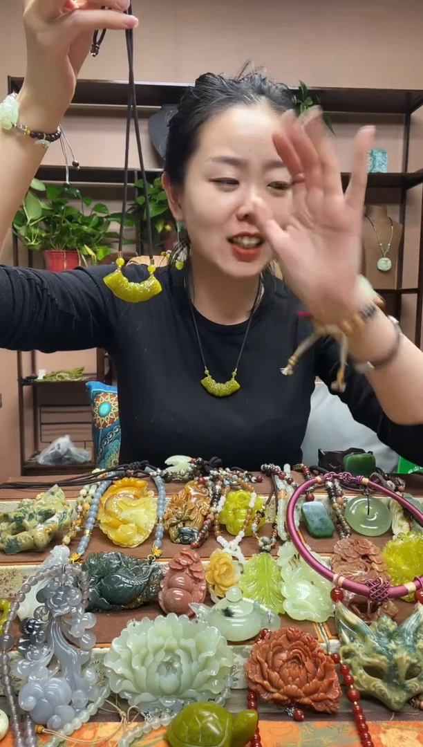 未镶嵌岫玉颈饰多样性发货发其中之一