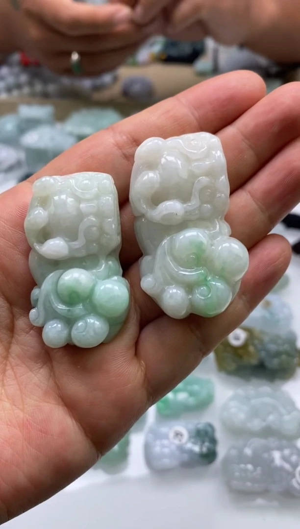 翡翠未镶嵌颈饰多人霸王貔貅