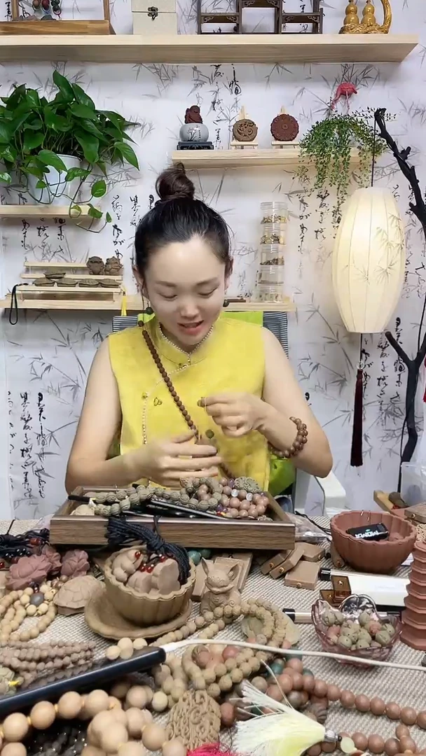 泥塑香身芄六瓣花押襟