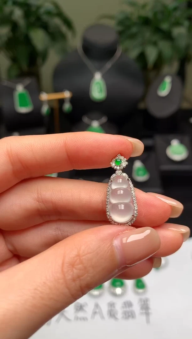 颈饰18K金镶嵌翡翠福豆