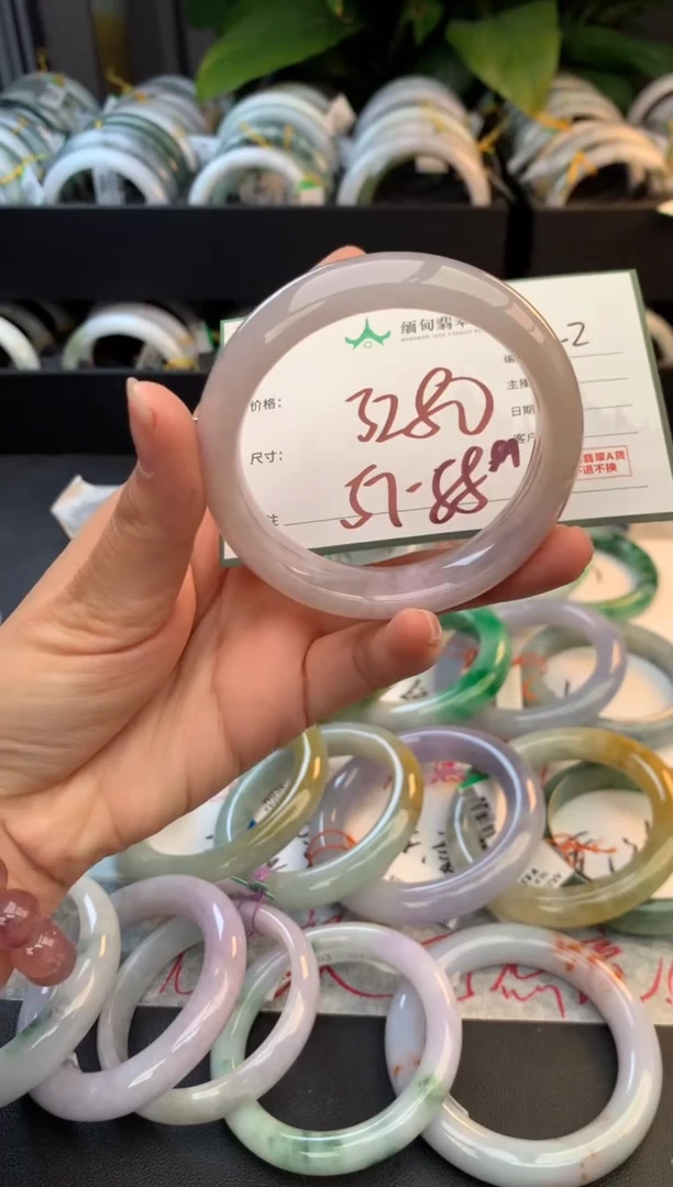 未镶嵌定制翡翠毛货需精细抛光+多人