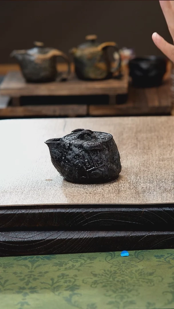 中式归玉堂冰碛岩重工雕刻饕餮宝瓶壶