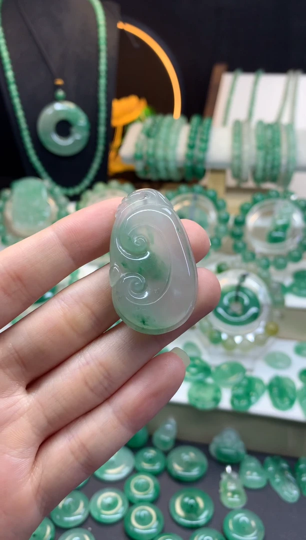 吊坠(不含链)未镶嵌石英质玉（非洲翠）如意放漏