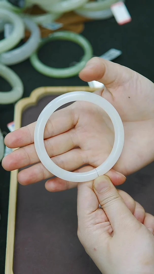 未镶嵌手镯和田玉58-59圈口白玉一级白美人条