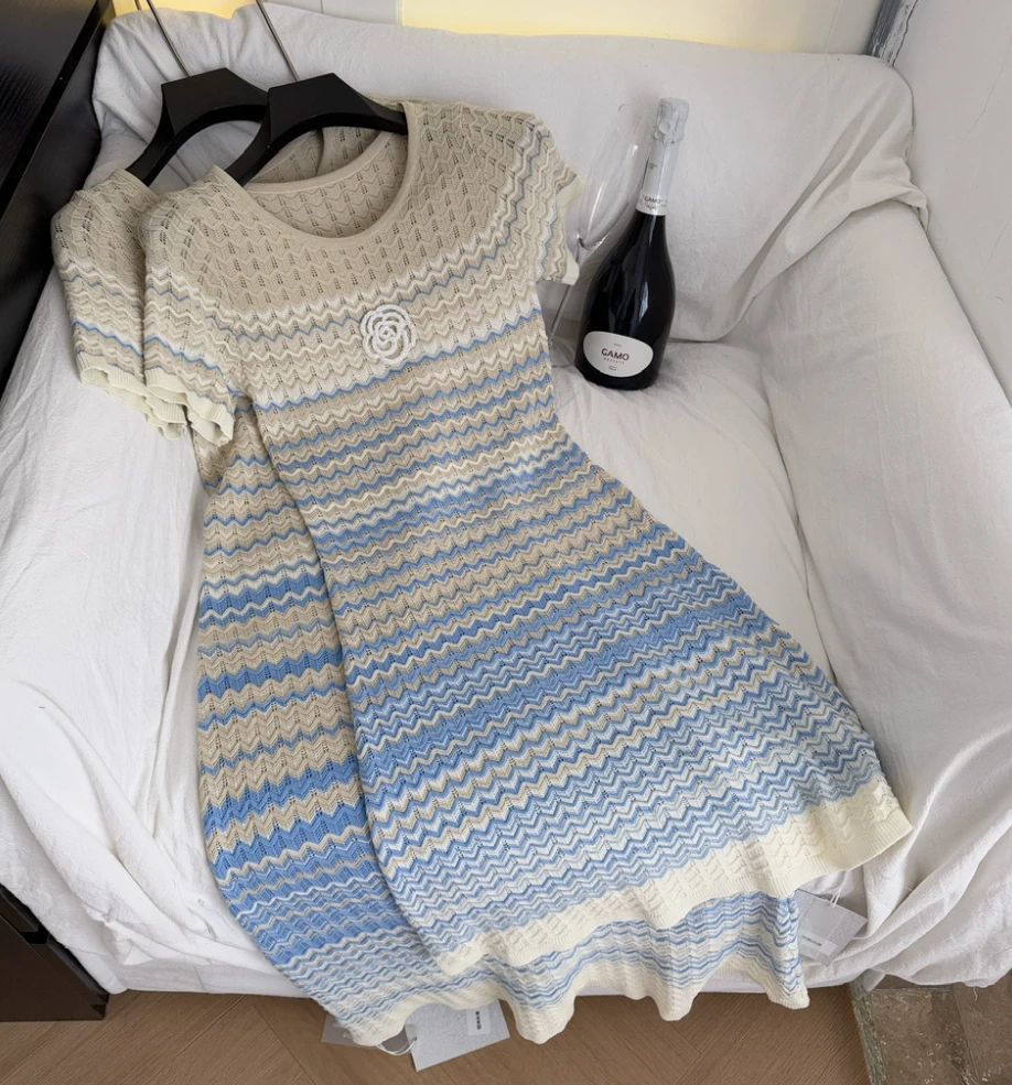 时髦孕妇装新款2025夏季新款韩版时尚坑条设计感显瘦款减龄连衣裙