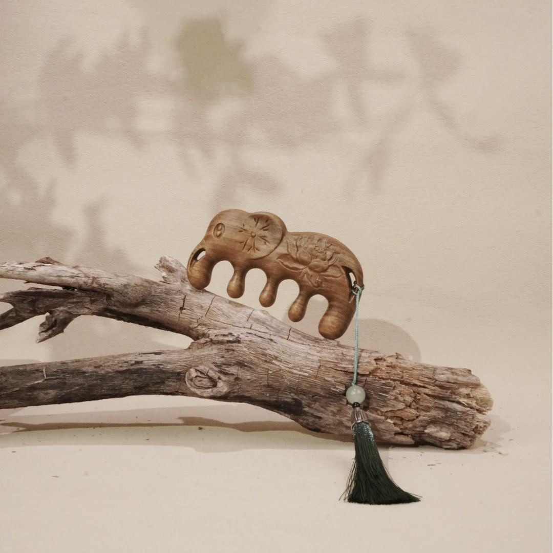 大象雕刻按摩梳天然刮头通用绿檀木木梳无拎袋