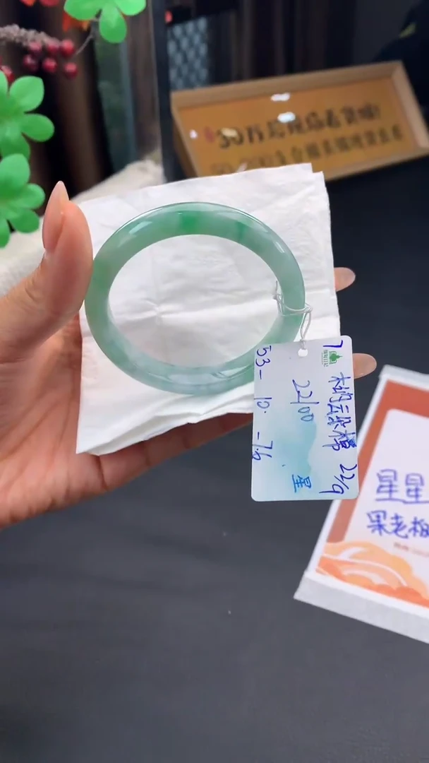 未镶嵌手镯翡翠小*猪自带#送人#，联系客服核对地址~