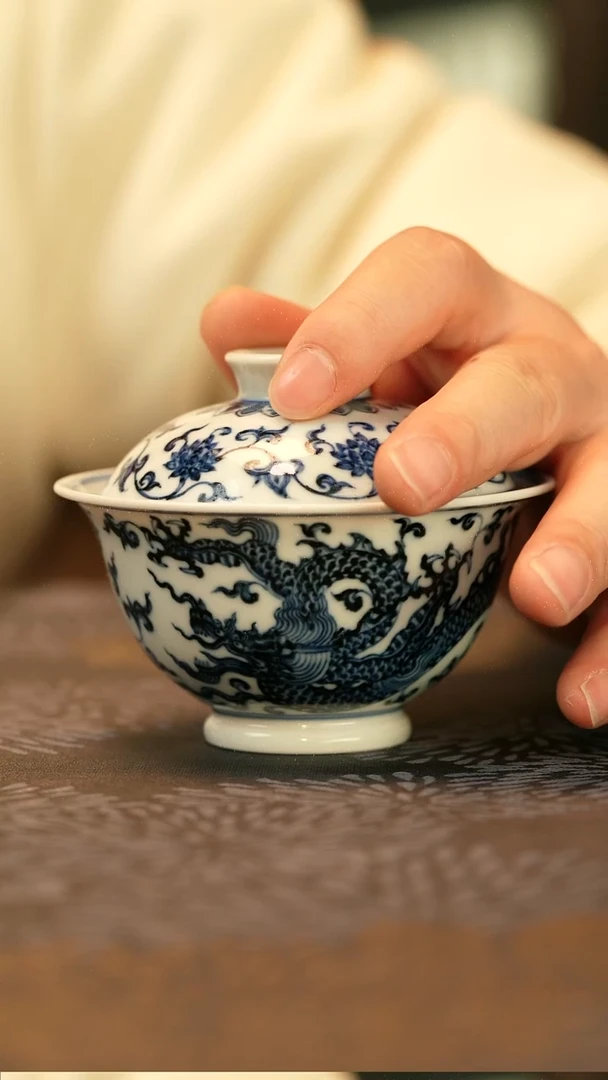 中式仿明青花铠甲龙穿缠枝莲盖碗