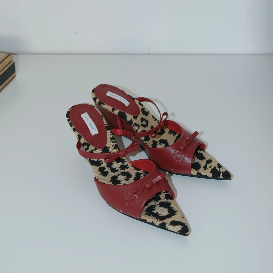 Mooreyu红色尖头凉鞋女2025年春夏新款坡跟真皮百搭包头拖女