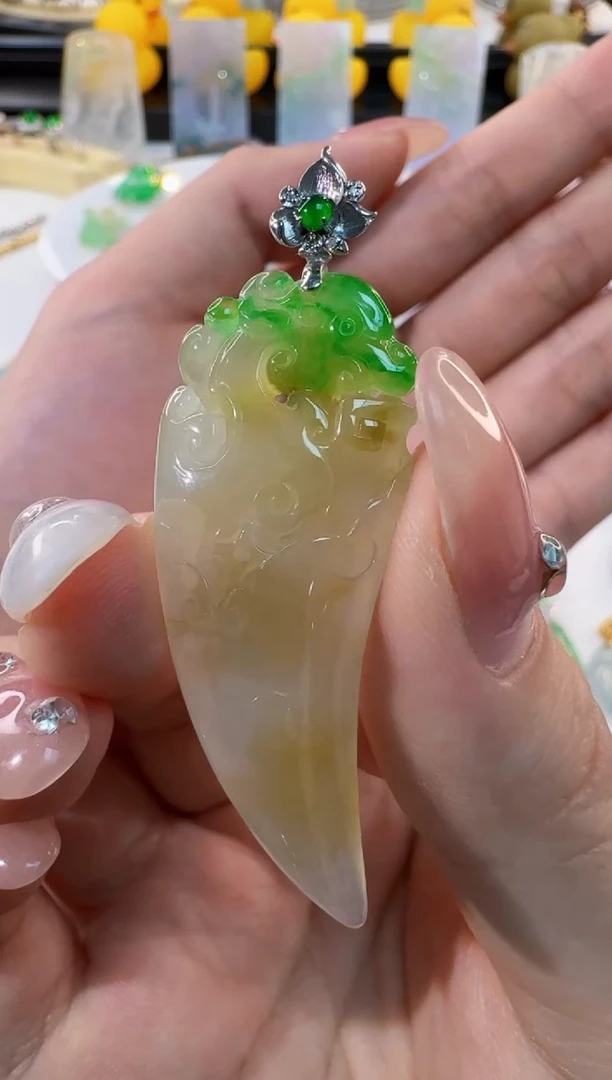 颈饰18K金镶嵌翡翠謝***子缅甸A货翡翠