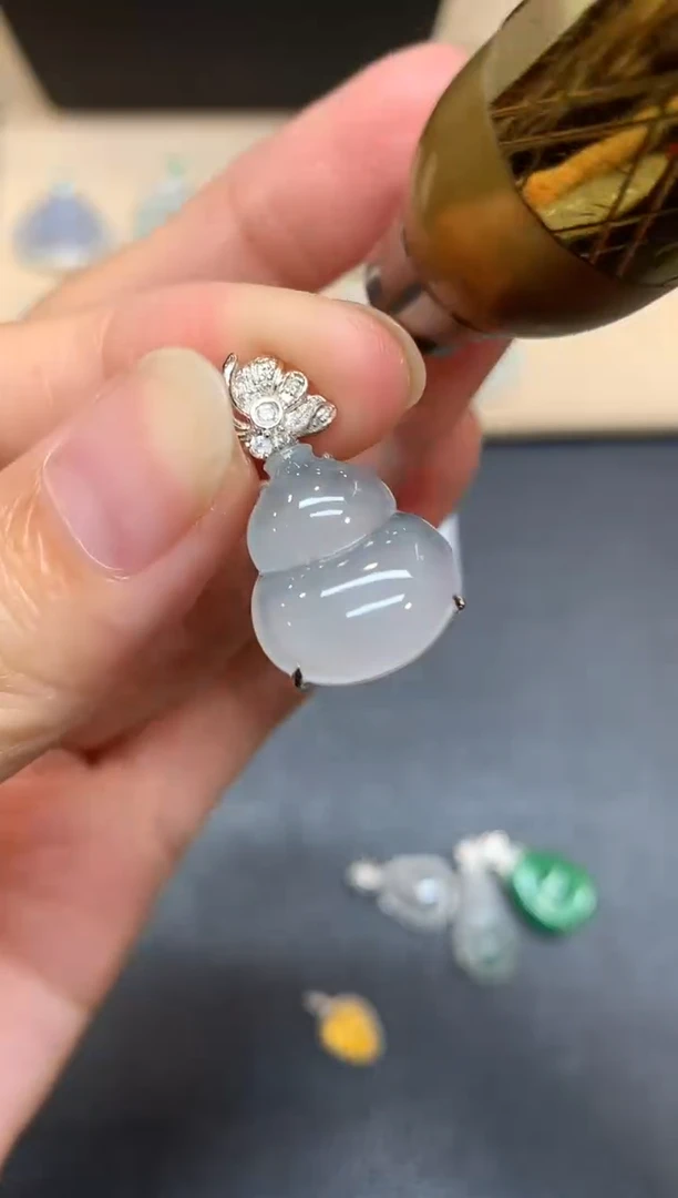 颈饰18K金镶嵌翡翠葫芦【无服务费