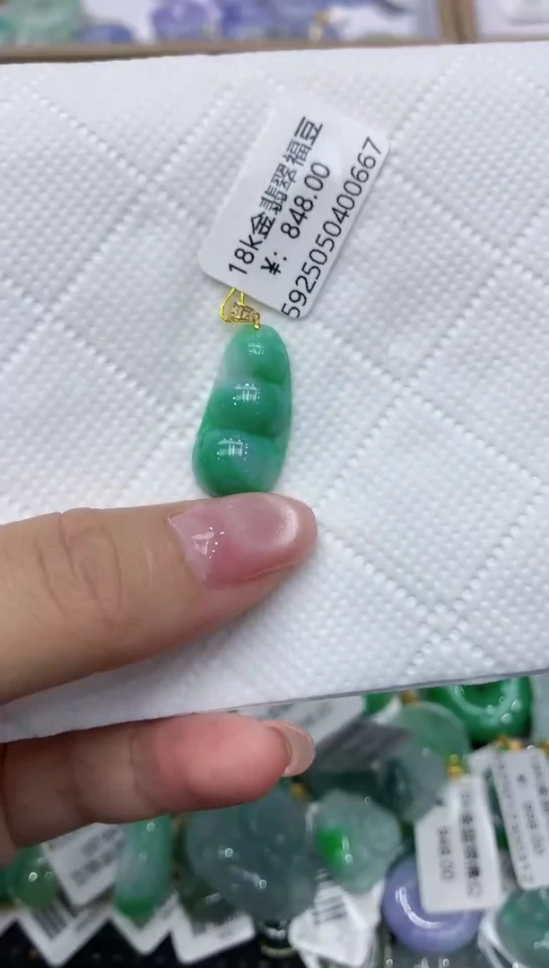 翡翠18K金镶嵌颈饰111111111