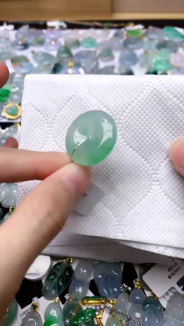 颈饰未镶嵌翡翠。***，天然A货翡翠