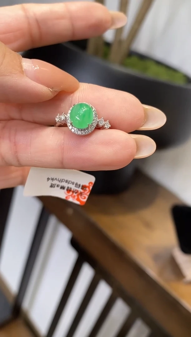 18K金镶嵌戒指翡翠戒指