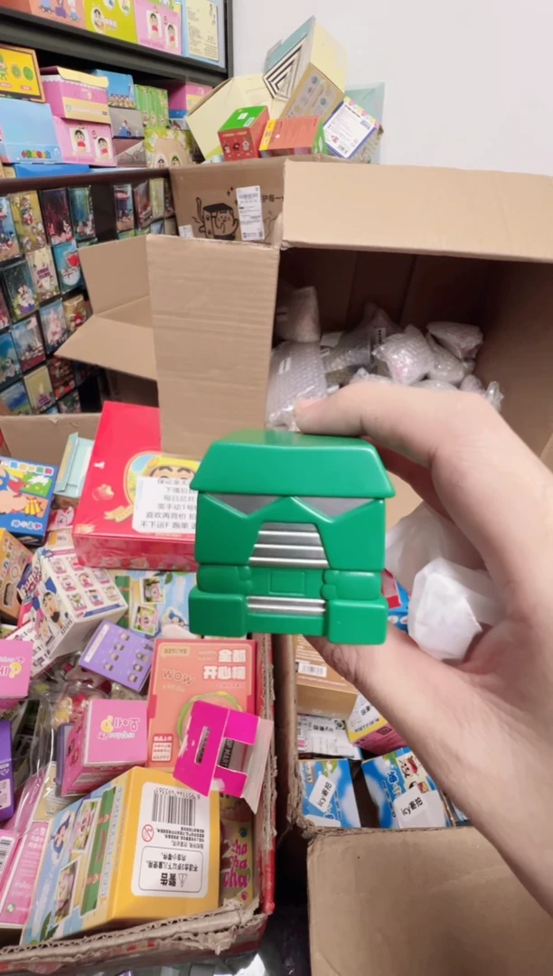 搪胶正版蜡笔小新方块康达姆