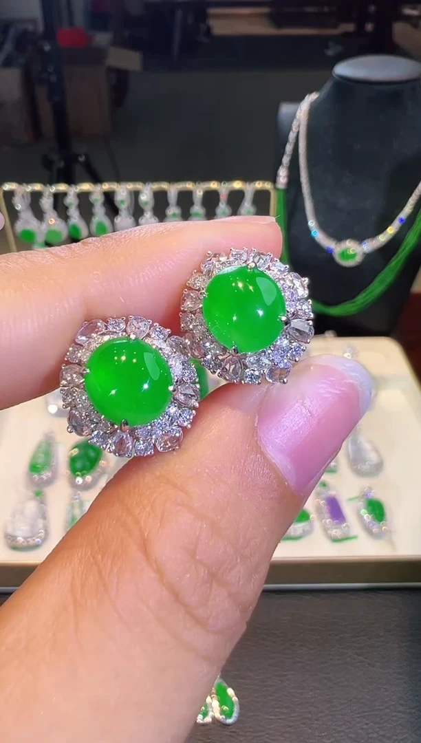 18K金镶嵌翡翠耳饰翡翠