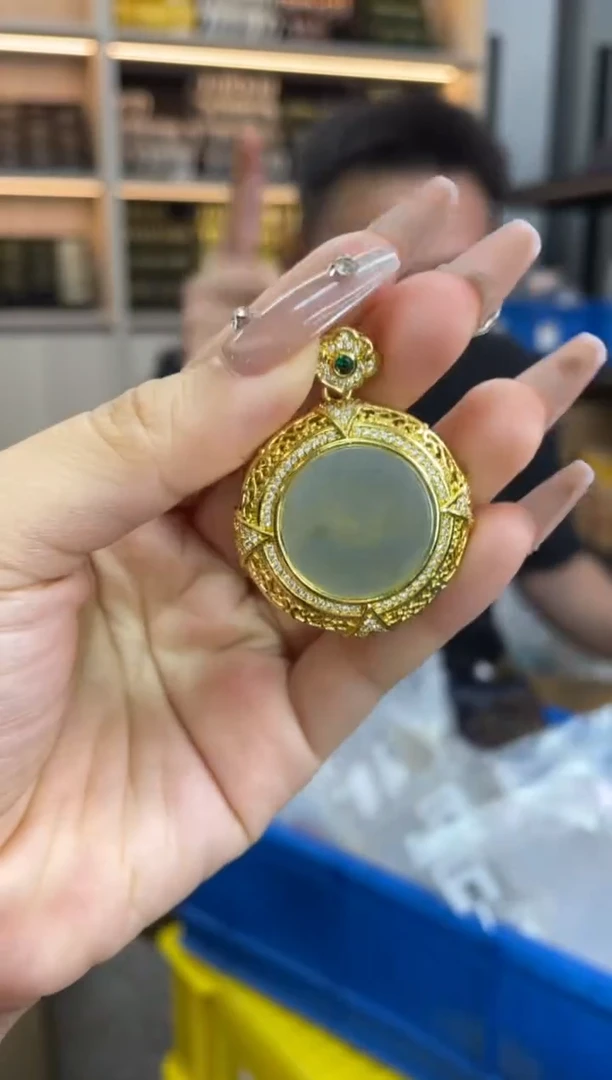 翡翠未镶嵌颈饰多样性发一件