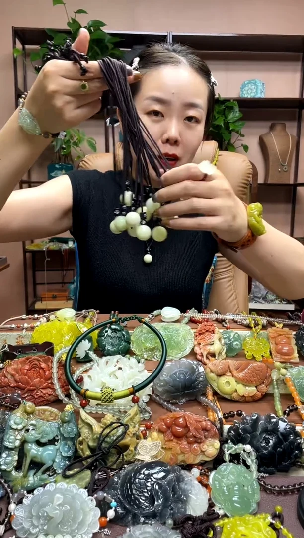 未镶嵌岫玉颈饰多样性发货发其中之一