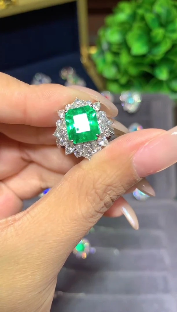 18K金镶嵌戒指祖母绿4.07ct