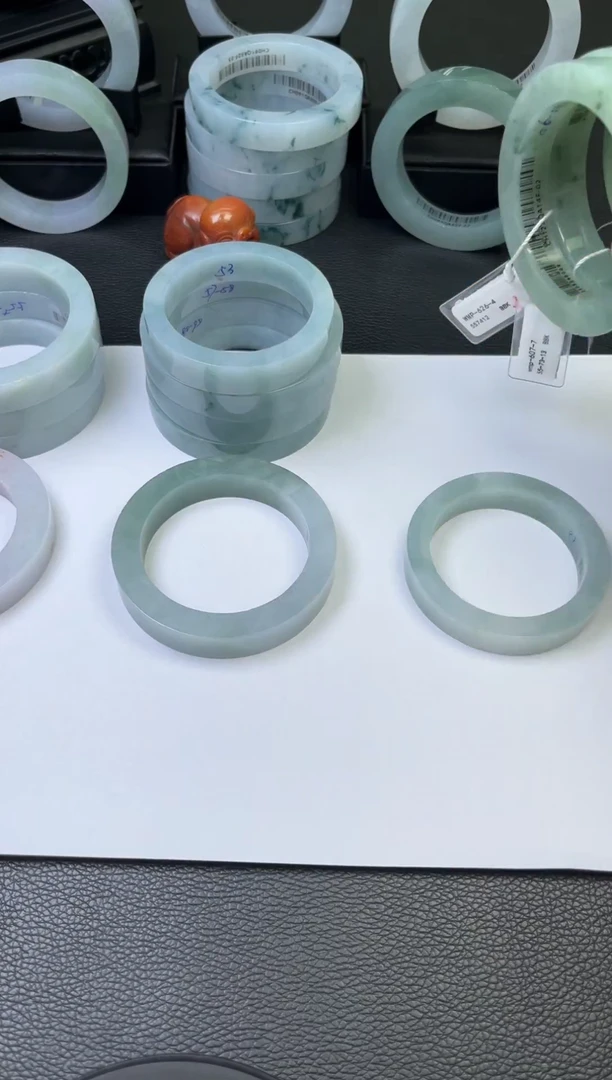 定制翡翠手镯未镶嵌王***。手镯