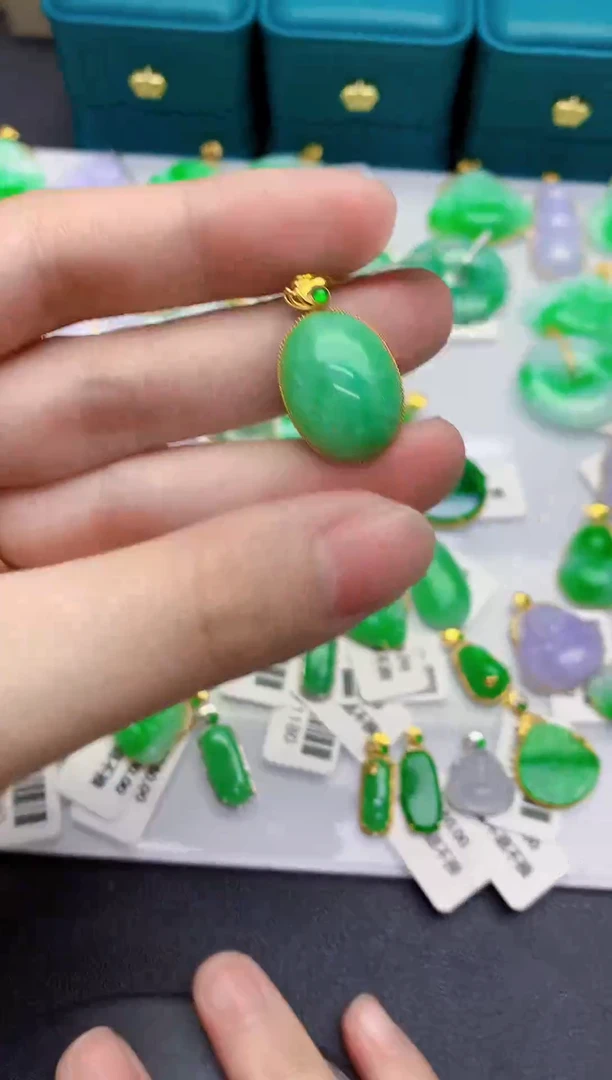 颈饰18K金镶嵌翡翠天然翡翠缅甸A货