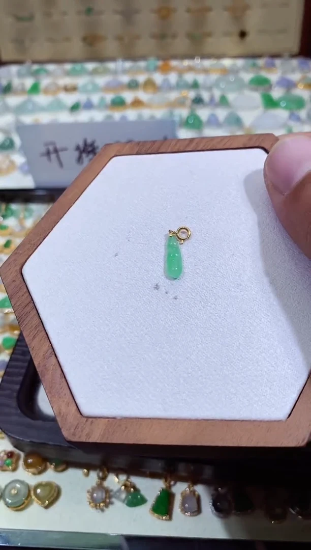 颈饰18K金镶嵌翡翠111111