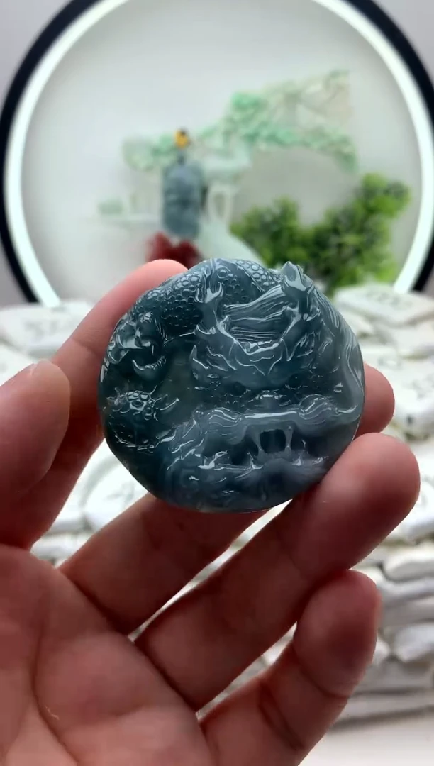 翡翠未镶嵌颈饰龙牌