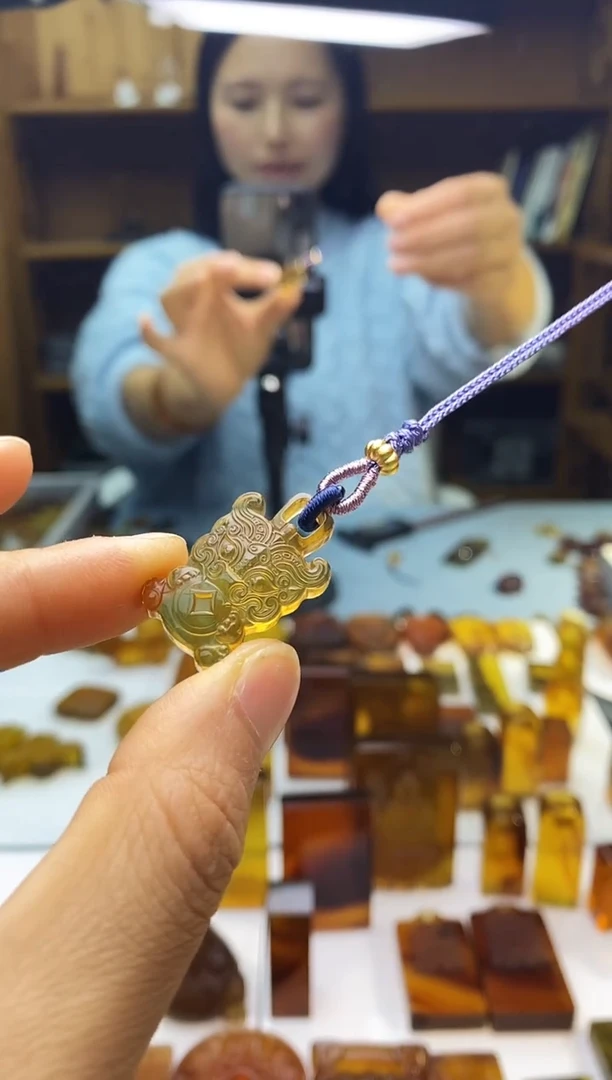 琥珀颈饰未镶嵌SN88-5（饕餮·貔貅）手机挂包挂