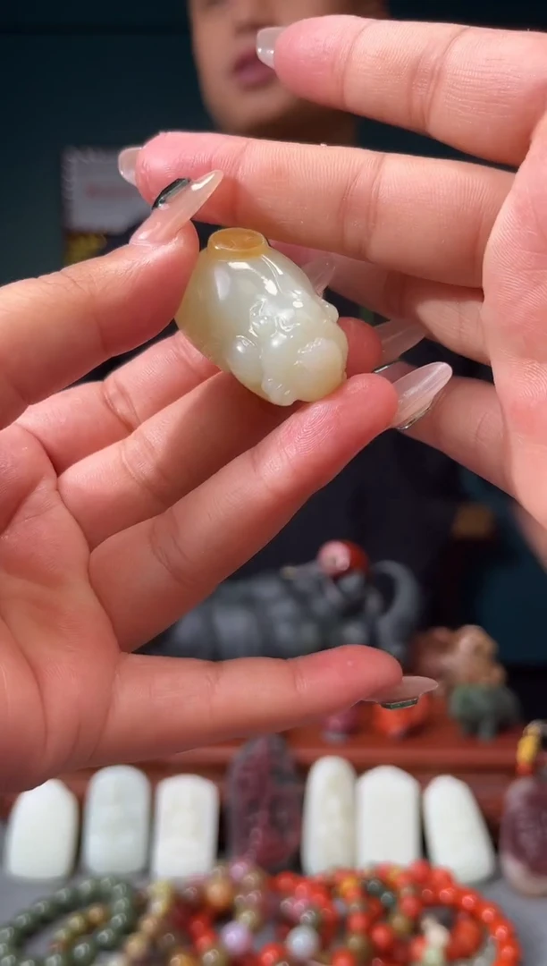 和田玉未镶嵌颈饰吊坠