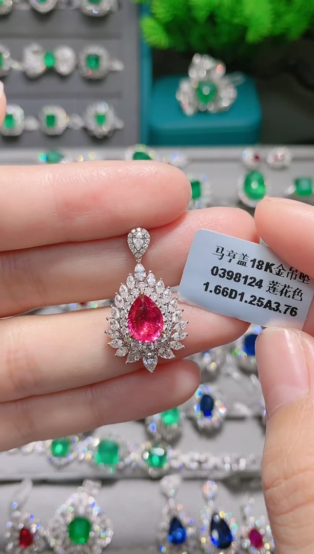 18K金吊坠18K金镶嵌尖晶石.