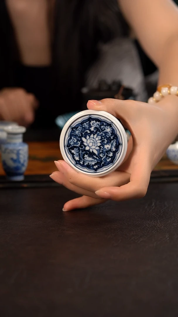 研山琢器蓝地缠枝莲小杯垫