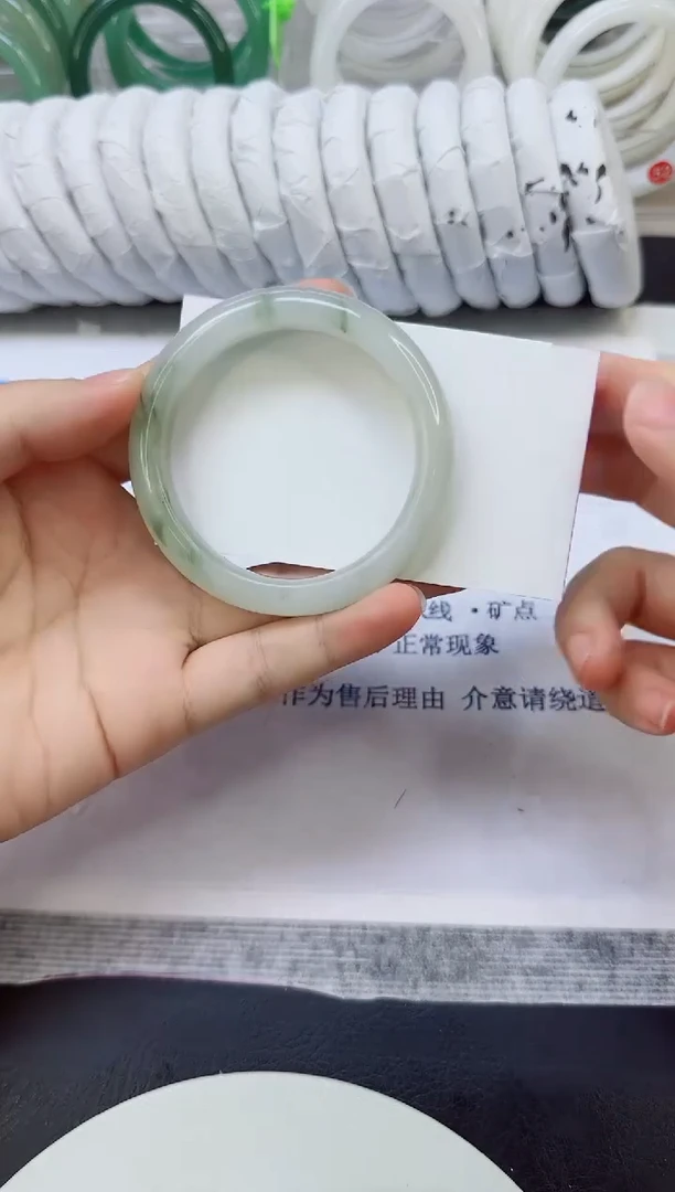 未镶嵌手镯石英质玉102/52.6