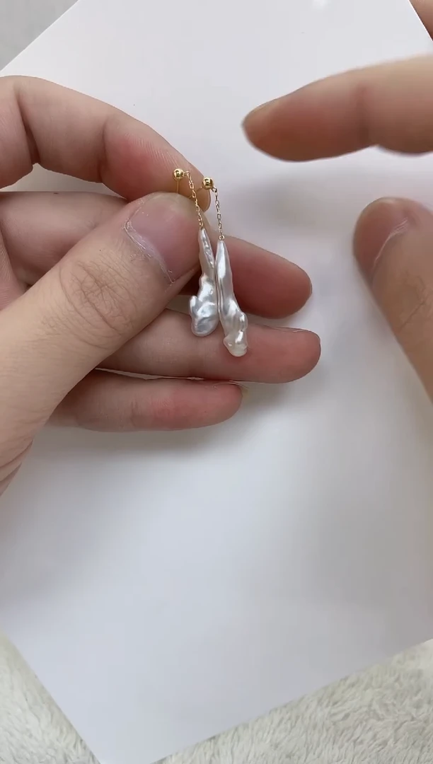 18K金镶嵌海水珍珠耳饰