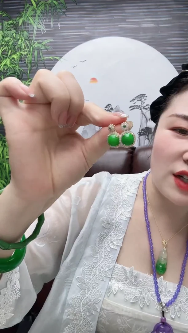 翡翠14K金镶嵌耳饰阳绿豪镶鸽子蛋精工版本