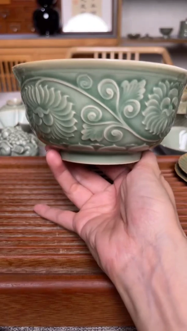 瓷器青瓷5.5英寸缠枝牡丹纹碗 微瑕