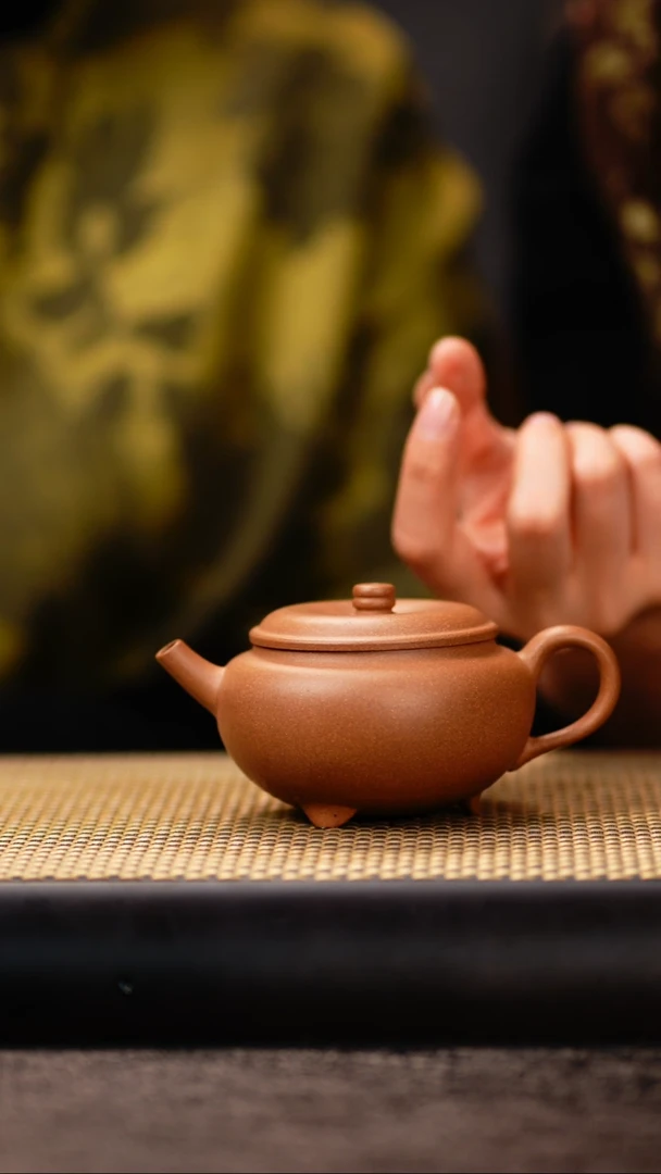 LJ70老段小三足壶