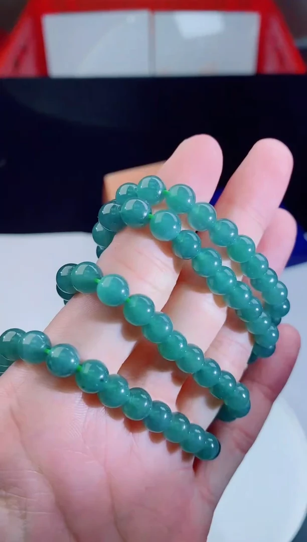 颈饰未镶嵌翡翠   `