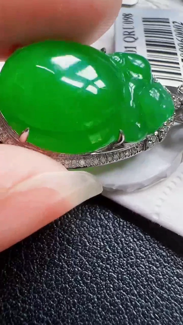 颈饰18K金镶嵌翡翠瓜