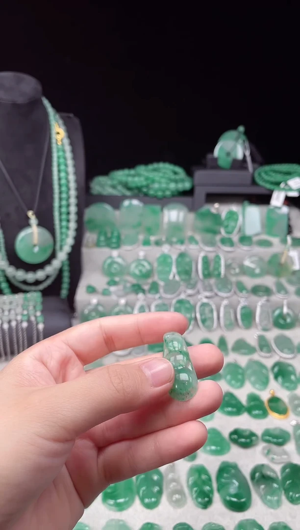 吊坠(赠链)未镶嵌石英质玉（非洲翠）29.325豆子