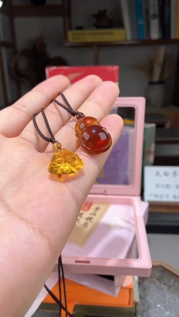 琥珀颈饰未镶嵌金棕珀小吊坠一对，葫芦+莲蓬