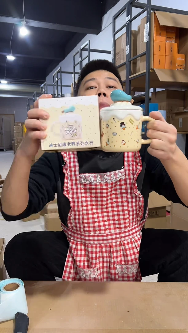 【闪购商品】杯原盒90周年唐老鸭带盖杯