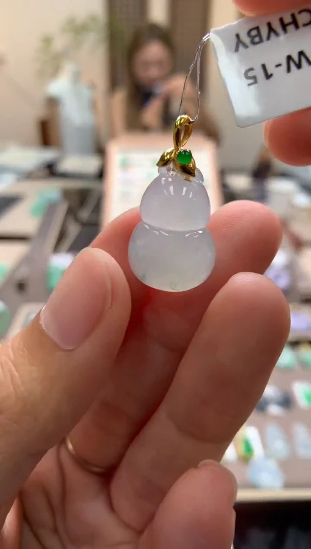 颈饰18K金镶嵌翡翠葫芦