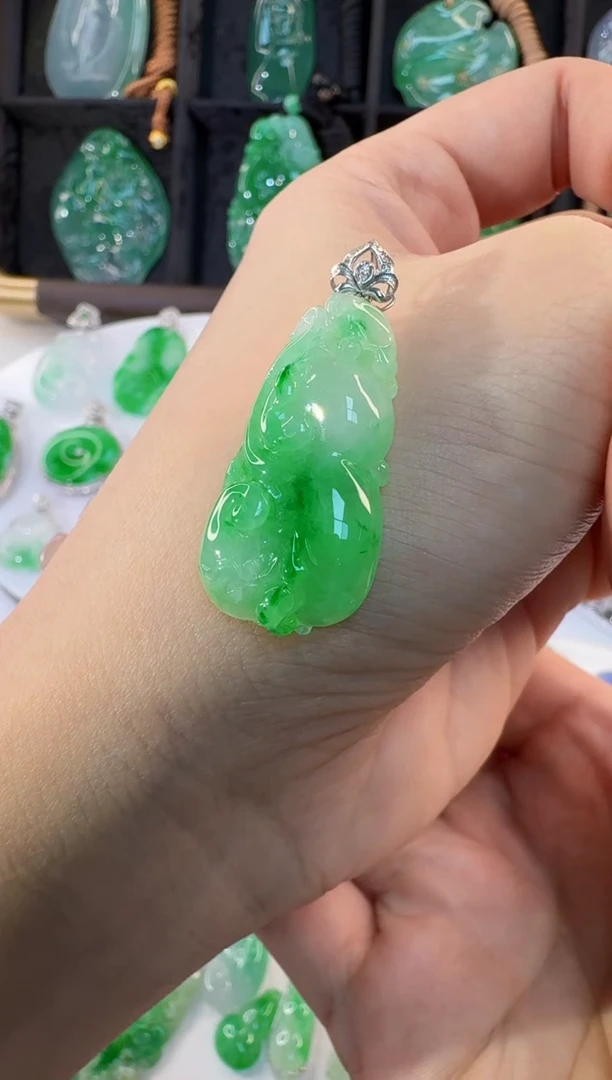 颈饰18K金镶嵌翡翠缅甸A货翡翠