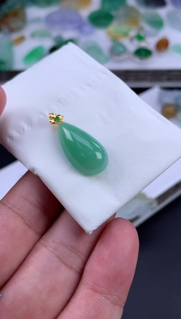 颈饰18K金镶嵌翡翠翡翠