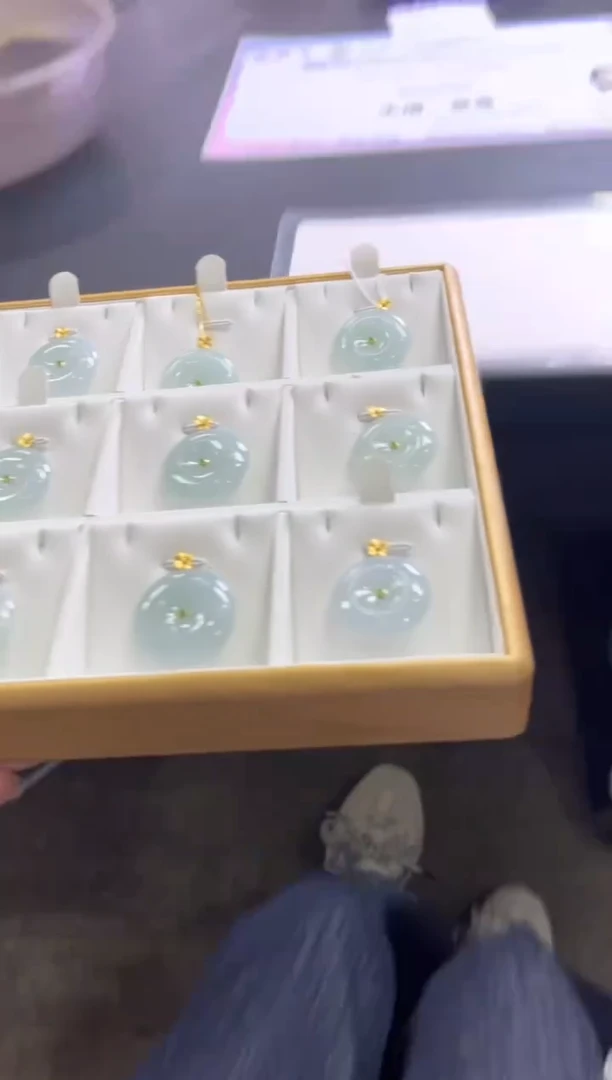 颈饰18K金镶嵌翡翠V302/多样性发一件/配绳子