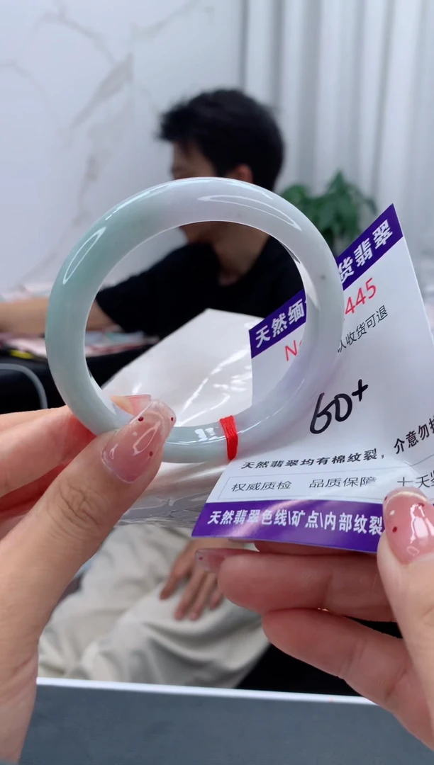 未镶嵌手镯翡翠有纹，完美者勿拍