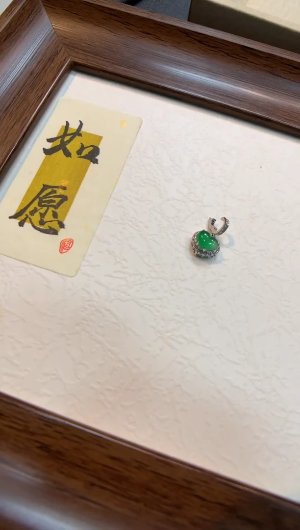 颈饰18K金镶嵌翡翠爱心