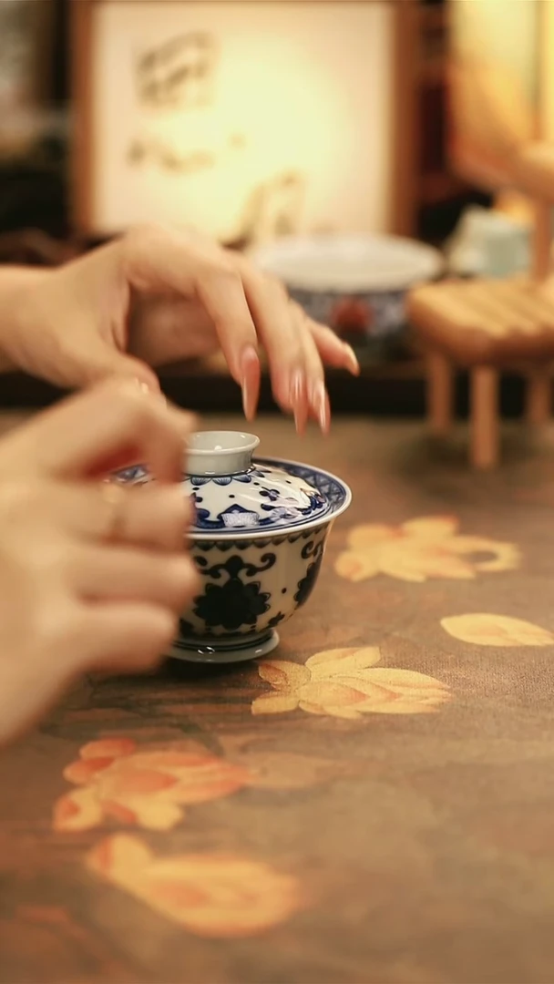 陶瓷青花缠枝花卉盖碗